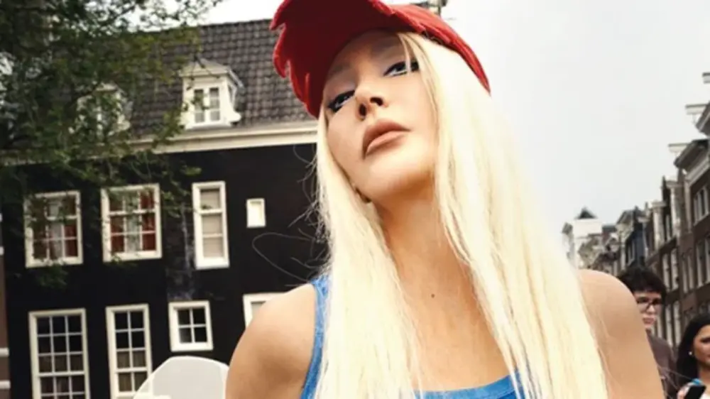 Hande Yener “Hayalimdi” diyerek ikinci el kıyafetlerini satışa çıkardı