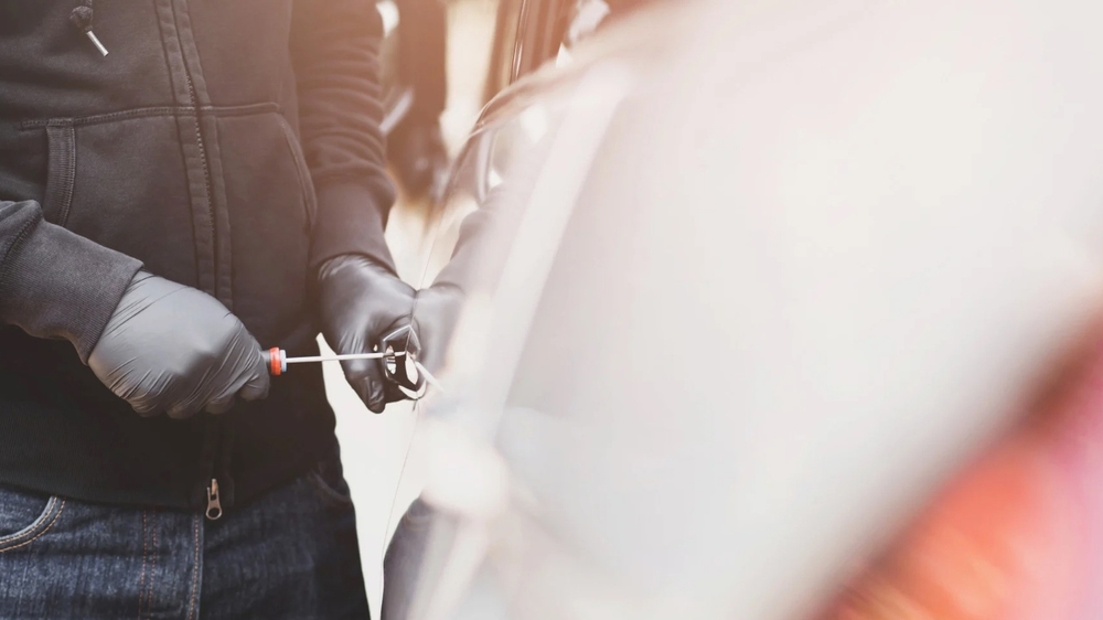 Diefstal uit auto's in Rotterdam met bijna 30% gestegen; landelijk cijfer blijft stabiel