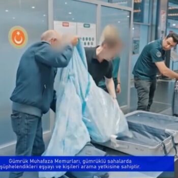 hollandadan türkiyeye uçakla uyuşturucu götürürlerken yakalandılar