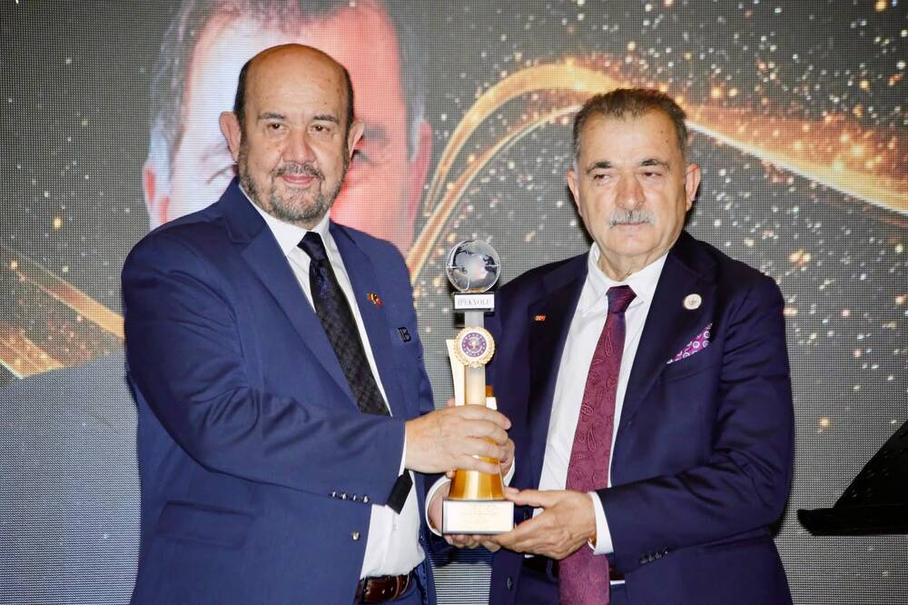 TURGUT TORUNOĞULLARI’NA ÖDÜLÜNÜ