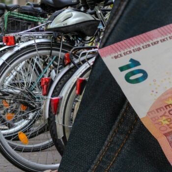 Hollanda’da Bisikletlilere Ceza Zammı! 2027’de Telefonla Bisiklet Kullanmanın Cezası 180 Euro Oluyor