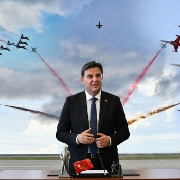TÜRK YILDIZLARI FETHİYE SEMALARINDA GÖVDE GÖSTERİSİ YAPTI! ÇALIŞ PLAJI’NDA ON BİNLERCE KİŞİ NEFESİNİ TUTTU